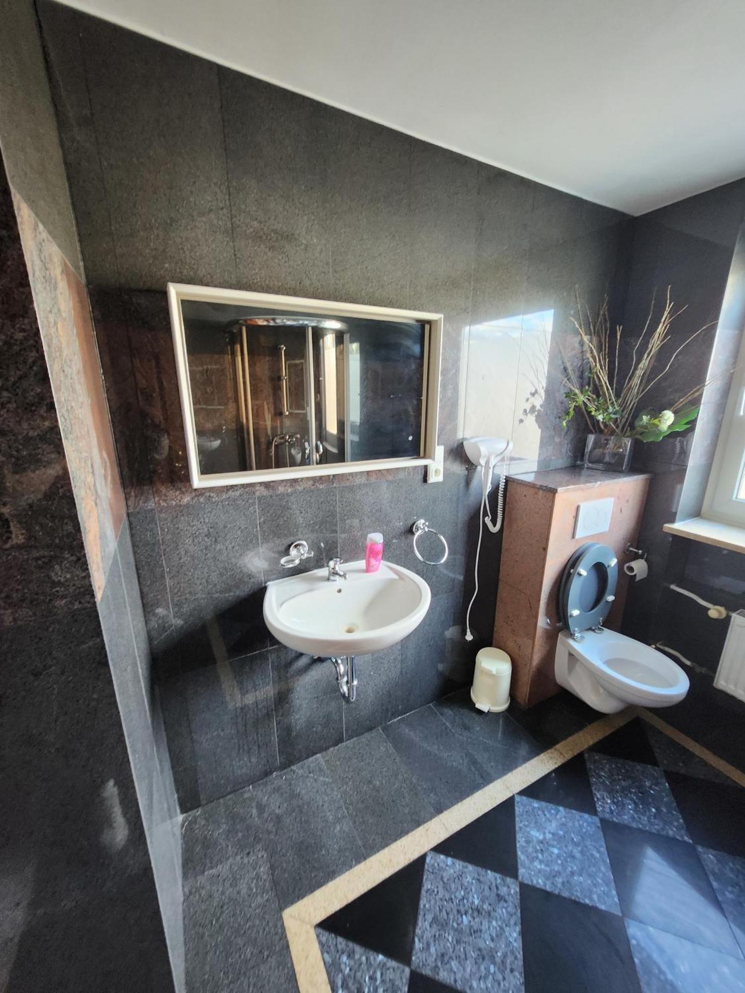 4 Bett Zimmer 1 * Nürnberg
