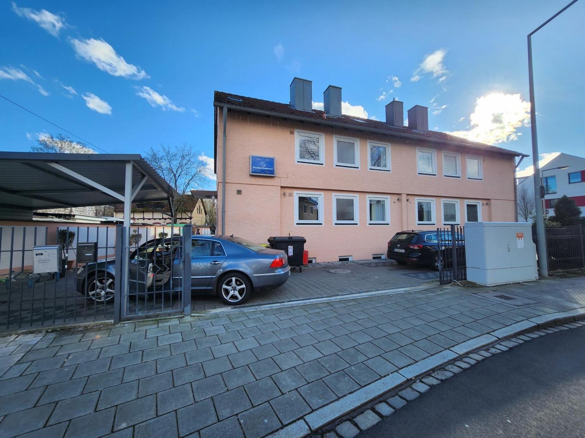 4 Bett Zimmer 1 *