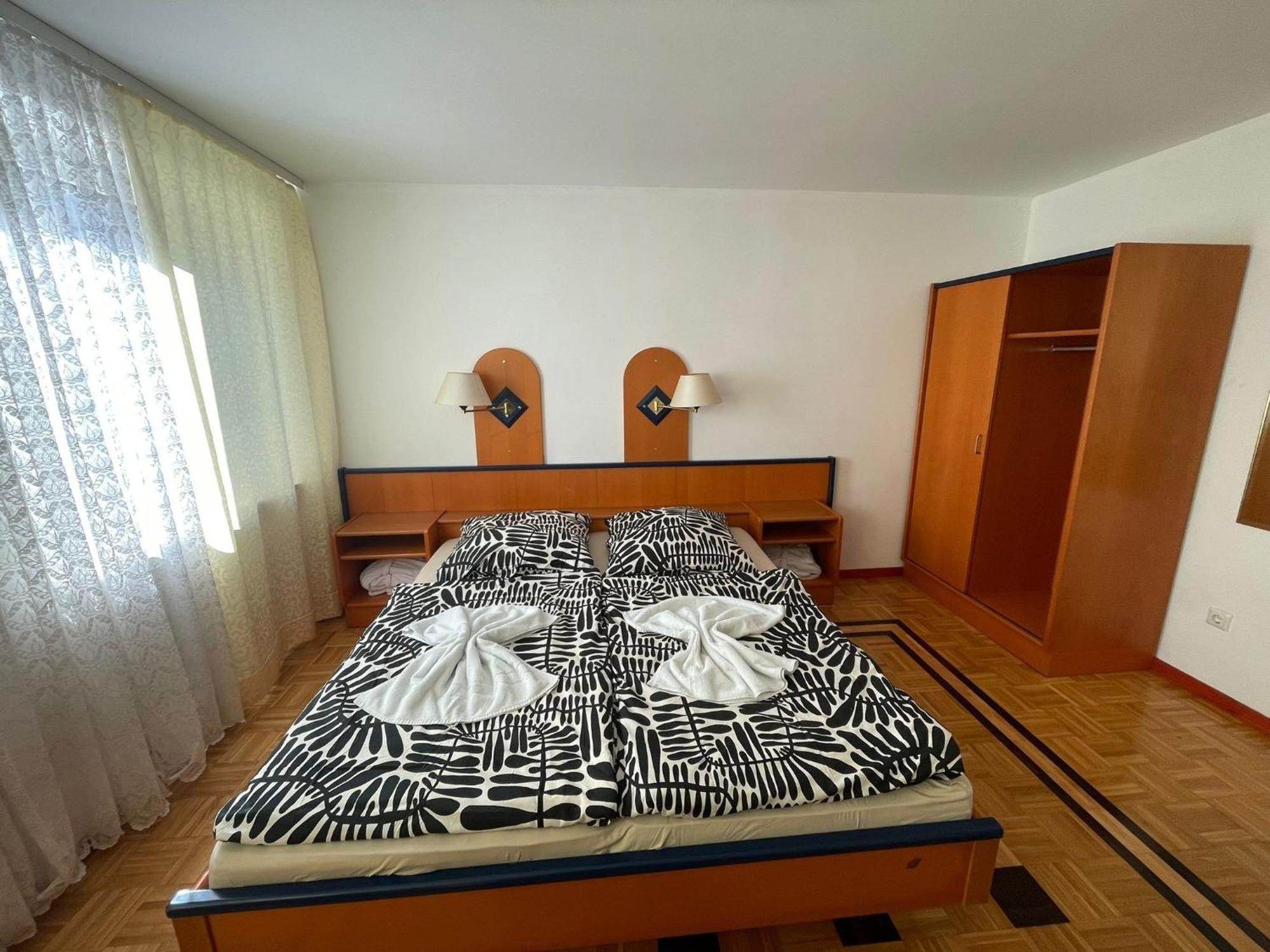 4 Bett Zimmer 1 *