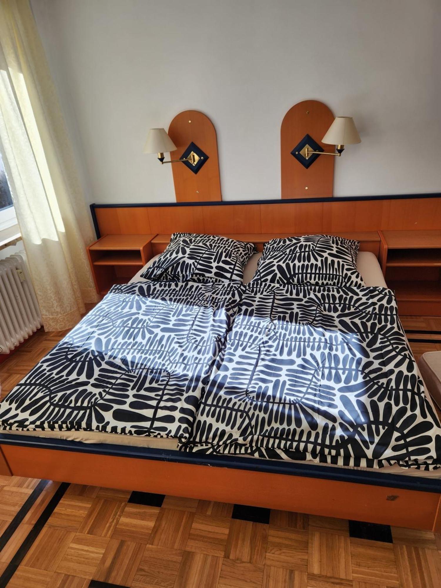 4 Bett Zimmer 1 *