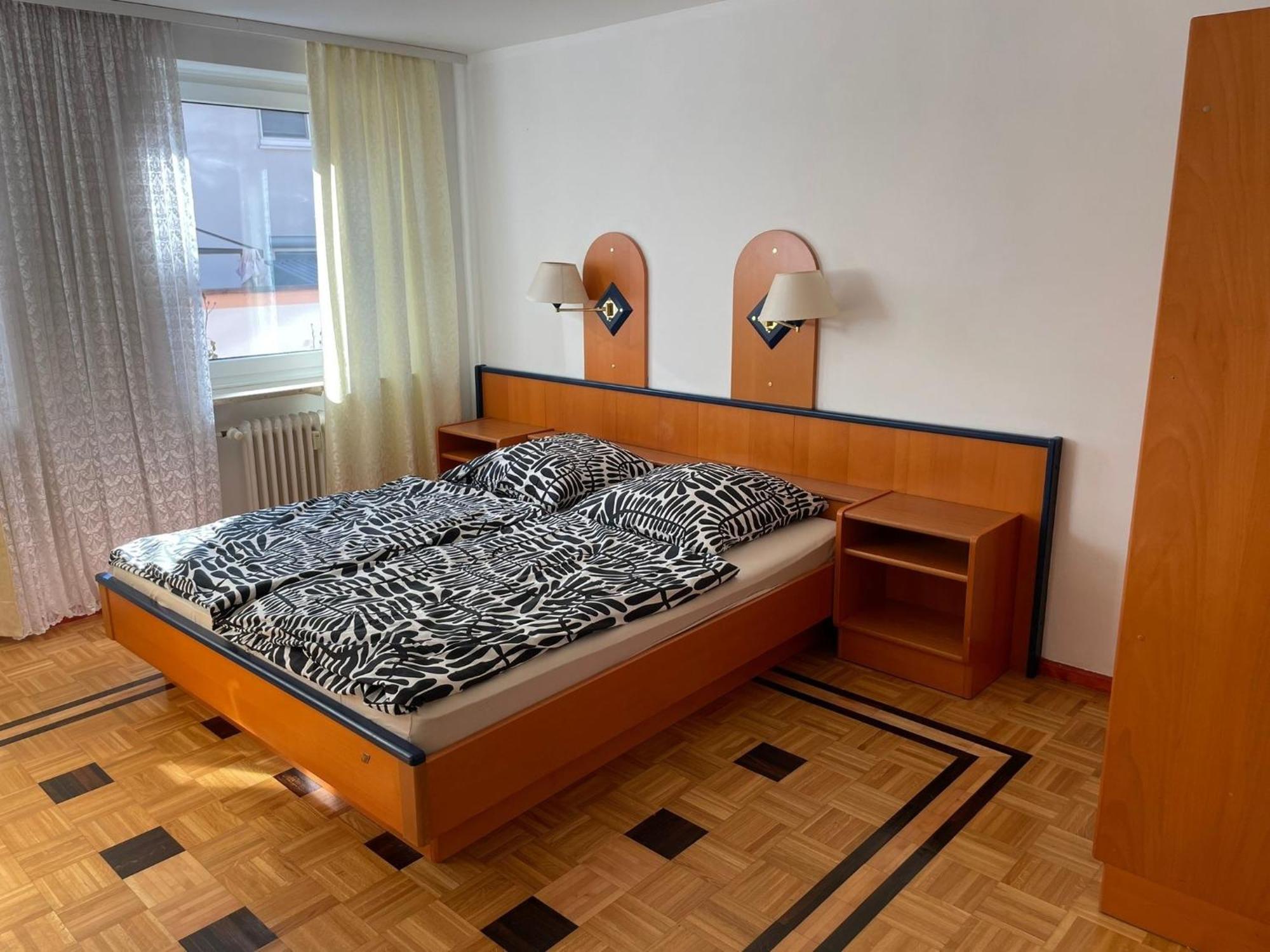 4 Bett Zimmer 1 *