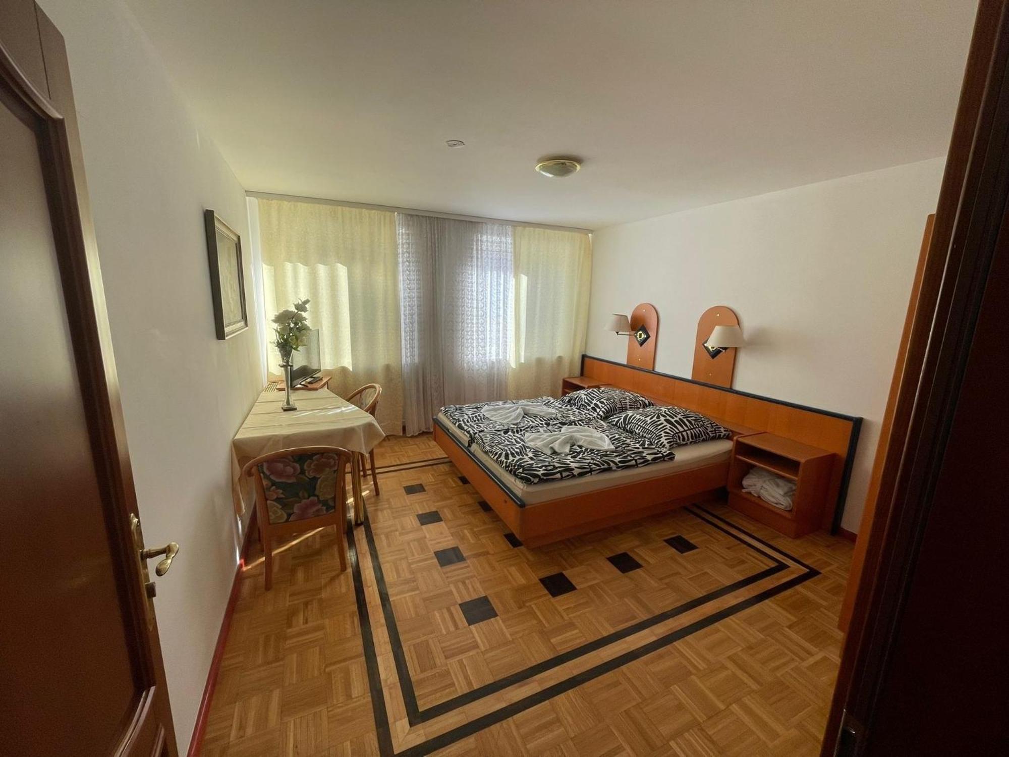 4 Bett Zimmer 1